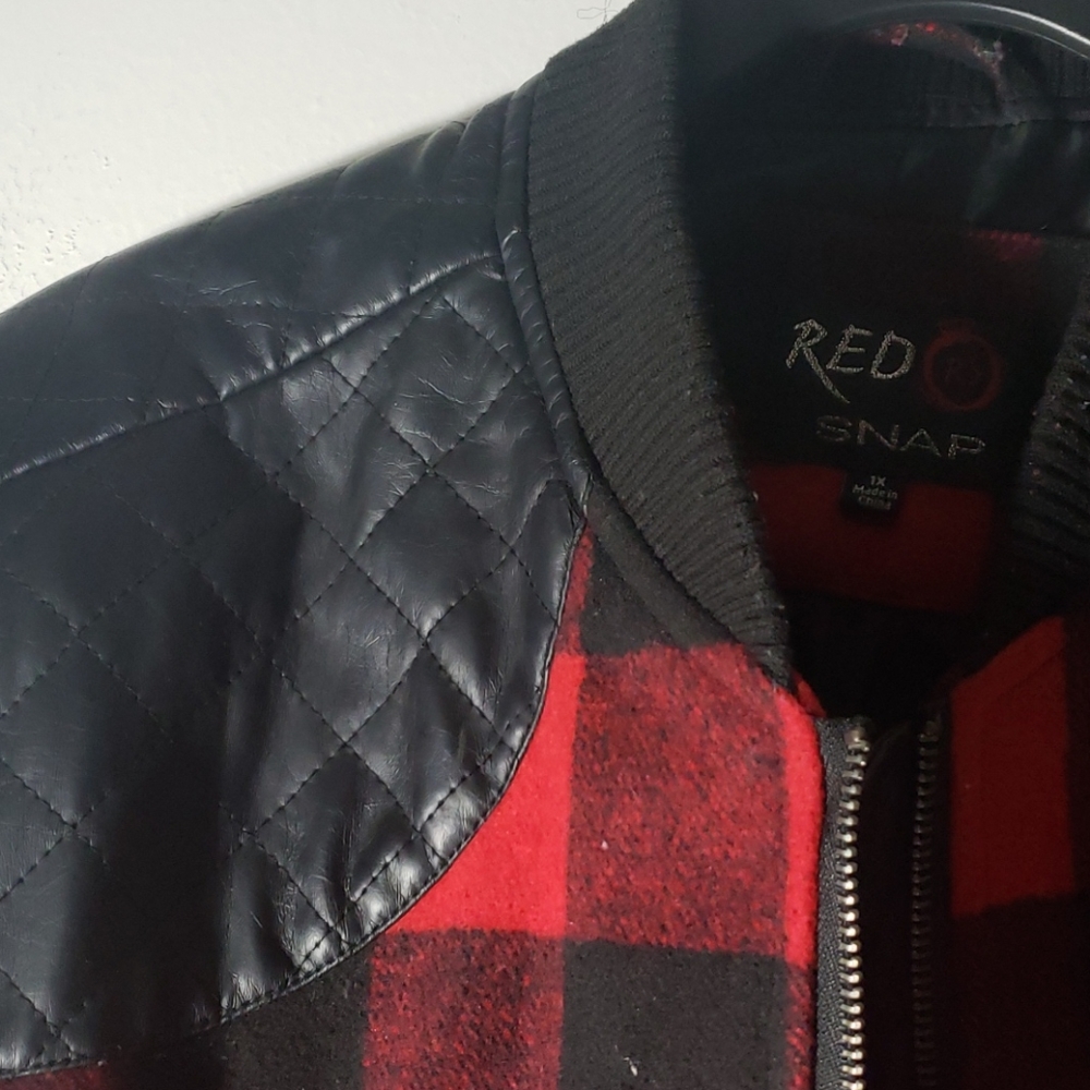 Red Snap jacket - Picture 2 of 7